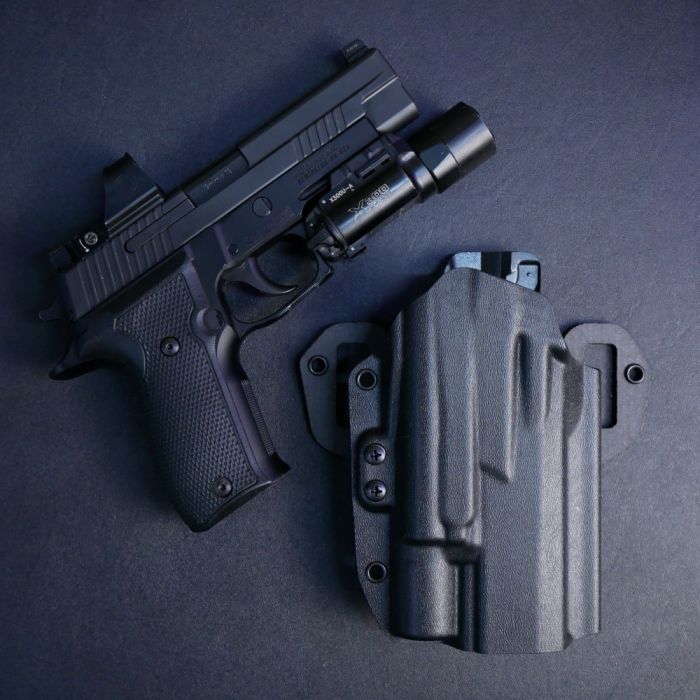 Werkz M7 Outlier OWB Holster for Most Modern Pistols with Surefire