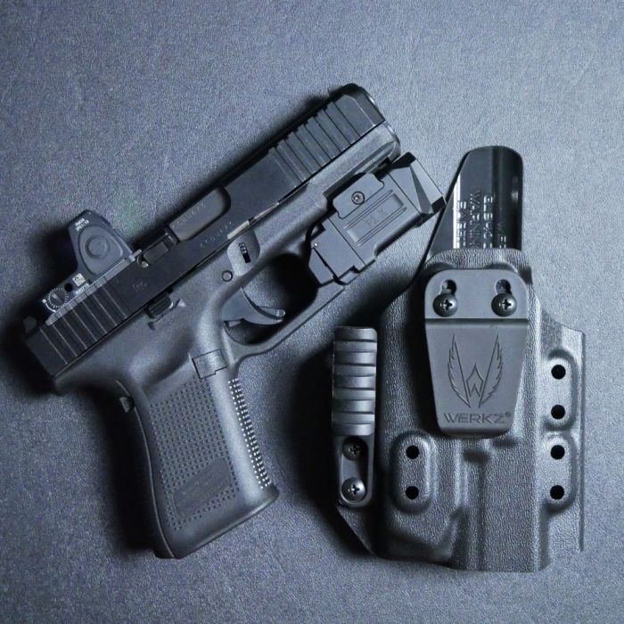 Werkz M6 IWB / AIWB Holster for Glock G19 (+More) with Olight PL X